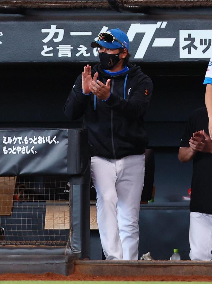 ５回、日本ハム・西川遥輝の勝ち越し打に手をたたく日本ハム・新庄剛志監督＝エスコンフィールド北海道（撮影・中島達哉）