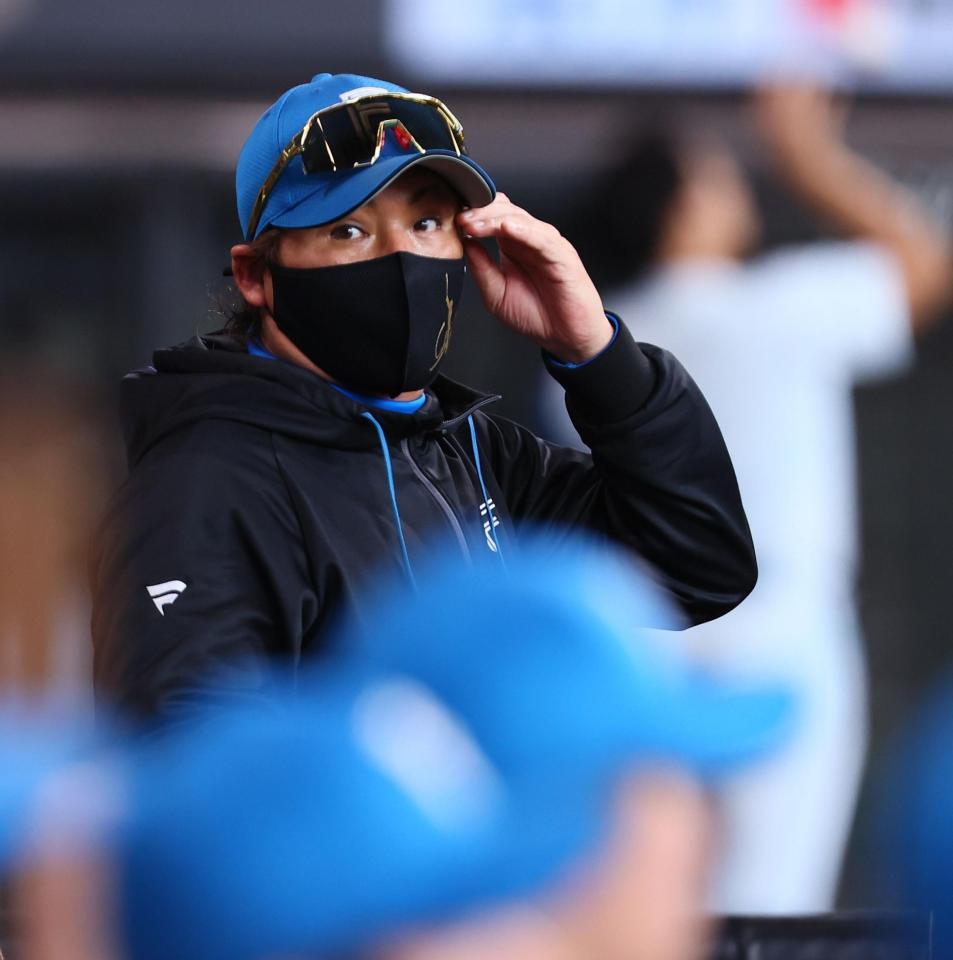５回、ベンチ内を見つめる新庄監督（撮影・中島達哉）
