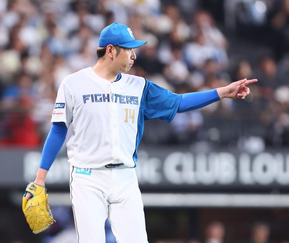 ４回を抑え、ベンチを出る加藤（撮影・中島達哉）