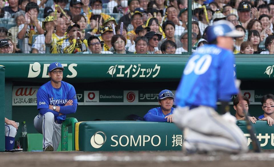 ８回、古市（手前）がバントを決められず厳しい表情の相川監督（撮影・西田忠信）