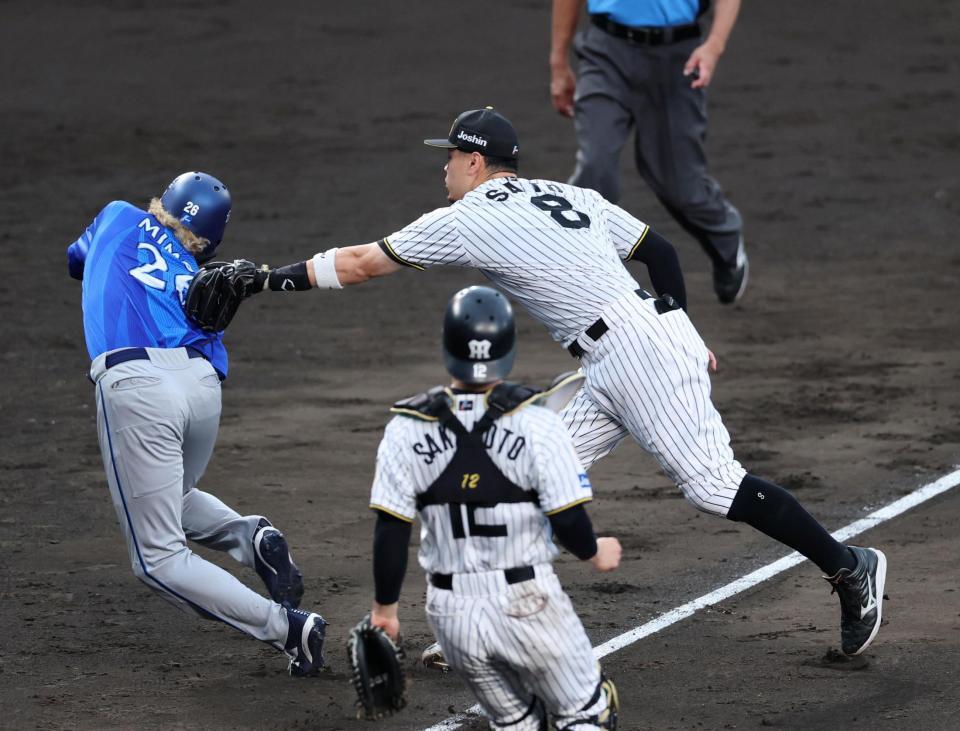 ８回、三走・三森は古市がスクイズを失敗し三本間に挟まれ、佐藤輝がタッチアウトにする（撮影・山口登）