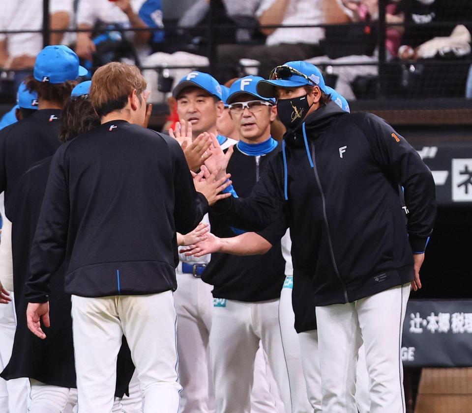 加藤（左）らナインを迎える新庄監督（撮影・中島達哉）
