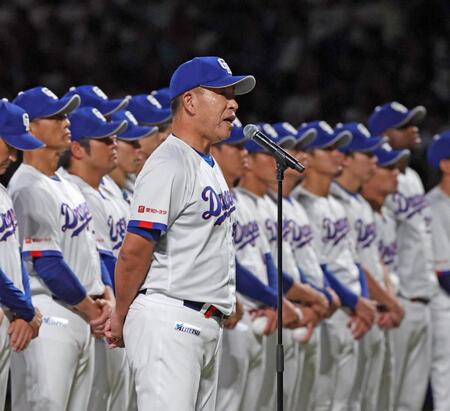 最終戦セレモニーであいさつする井上監督（中央）＝撮影・北村雅宏