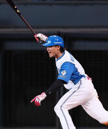 　５回、勝ち越し打を放ち声を出す西川