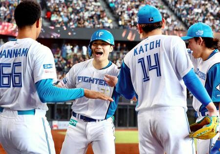 　１回、先制ソロを放ち、ナインに迎えられる清宮幸（撮影・中島達哉）