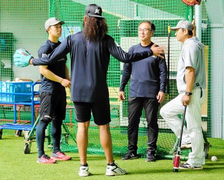 　石垣元（左端）はジャクソン（手前）からアドバイスを受ける。右端は黒木コーチ