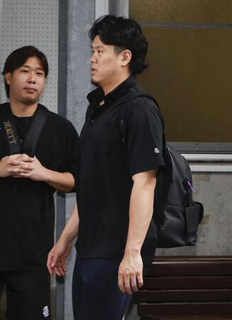 　楽天戦が雨天中止となり、引き揚げるソフトバンク・上茶谷＝楽天モバイルパーク