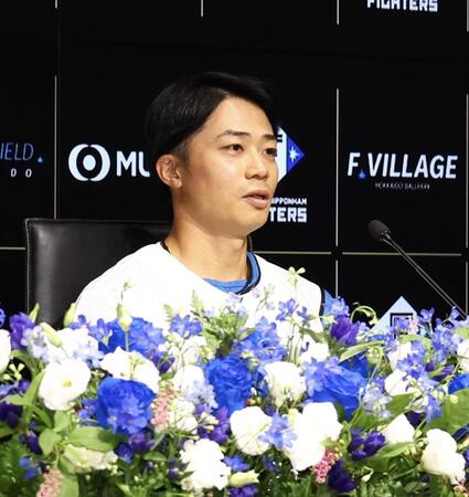 引退会見に臨む中島（撮影・中島達哉