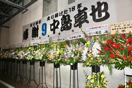 日本ハム・中島卓也の引退試合に届けられた花（撮影・中島達哉）