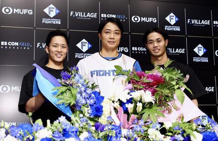 引退会見で奈良間（左）、細川（右）と記念撮影に応じる中島（撮影・中島達哉）