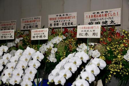 日本ハム・中島卓也の引退試合に届けられた花（撮影・中島達哉）