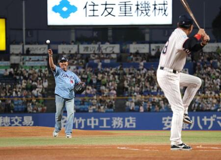 池山監督（右）を相手にファーストピッチをするジャック・ハウエル氏（撮影・西岡正）