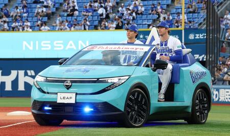日産自動車の新型リリーフカーに乗って登場した若松（左）とレイノルズ（撮影・伊藤笙子）