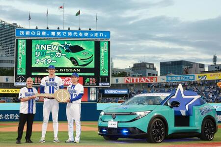 日産自動車・イヴァン・エスピノーサＣＥＯ（左）から新型リリーフカーの記念キーを受け取るレイノルズ（中央）と若松（撮影・伊藤笙子）