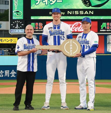 日産自動車・イヴァン・エスピノーサＣＥＯ（左）から記念キーを受け取るレイノルズ（中央）と若松（撮影・伊藤笙子）