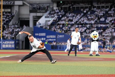 ロッテＯＢが始球式。アンダースローから投球する渡辺氏。奥は久保氏（球団提供）