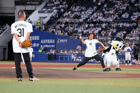 ロッテＯＢが始球式。久保氏（奥）の投球をみつめる渡辺氏（球団提供）