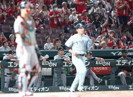 １１回、勝田にサヨナラ犠飛を浴び、ベンチでぼうぜんとする橋上監督代行（中央）ら＝（撮影・北村雅宏）