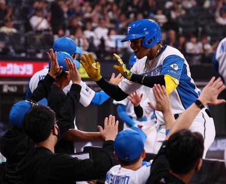 ６回、逆転２ランを放ち、新庄監督（左）に迎えられる水谷（撮影・中島達哉）