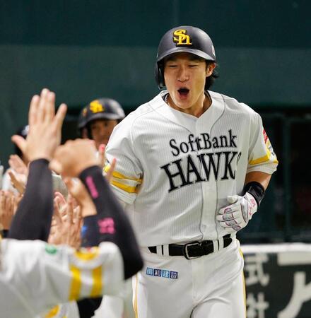 ７回、３ランを放ちナインに迎えられる柳田