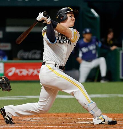 ８回、栗原が右越えに本塁打を放つ