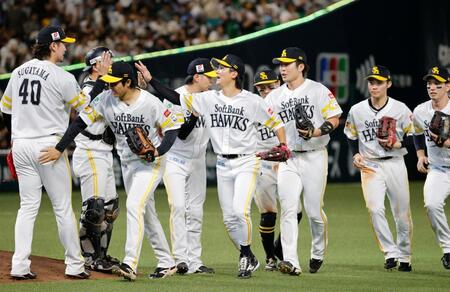 西武に勝利しタッチを交わすソフトバンクナイン