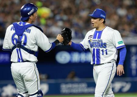 初回、１死満塁のピンチをしのぎ、古市（左）とグータッチする東（撮影・伊藤笙子）