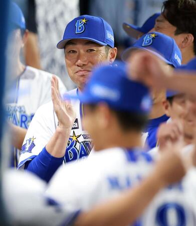 試合直前、成瀬（手前）の声出しを見つめる相川監督（撮影・伊藤笙子）