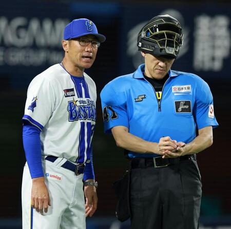 ７回の攻撃を終え、投手交代を行う相川監督（左）＝撮影・伊藤笙子