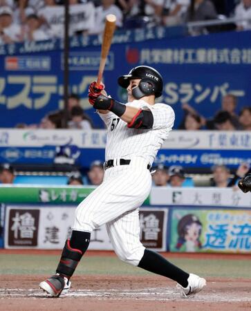 ９回、山口が中越えに本塁打を放つ