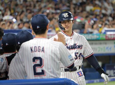 ４回、２ランを放ち、ナインとタッチを交わす田中（撮影・西岡正）