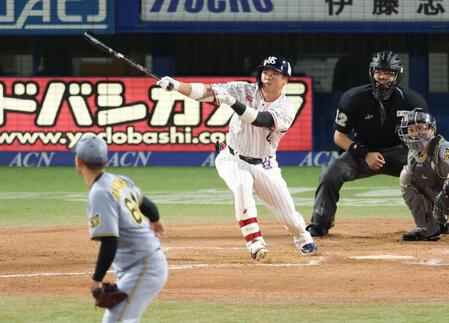 ７回、同点ソロを放つ代打・丸山和（撮影・金田祐二）