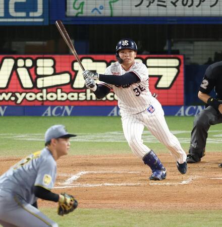 ６回、２点二塁打を放つ西村（撮影・金田祐二）