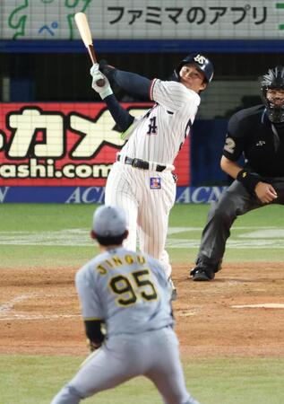 ４回、左中間に２ランを放つ田中（撮影・金田祐二）