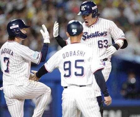 １回、２ランを放ち、ジャンプして生還する増田（撮影・西岡正）