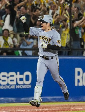 　１１回、２ランを放ち喜ぶ阪神・高寺＝神宮