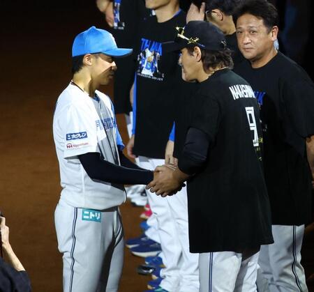 引退セレモニーで新庄監督（右から２人目）に迎えられる中島（撮影・中島達哉）