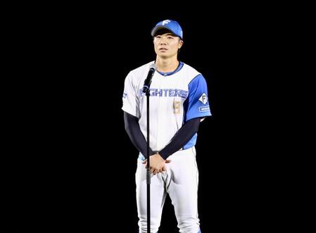 引退セレモニーであいさつする中島（撮影・中島達哉）