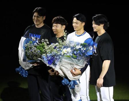 引退セレモニーで花束を受け取り、記念撮影に応じる（左から）鍵谷陽平氏、谷元圭介氏、中島、西川（撮影・中島達哉）