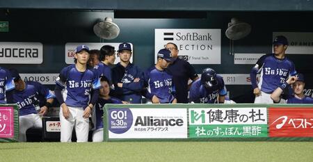 　ソフトバンクに敗れ、引き揚げる西武ナイン