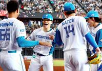 　１回、先制ソロを放ち、ナインに迎えられる清宮幸（撮影・中島達哉）