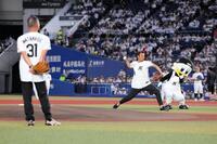 ロッテＯＢが始球式。久保氏（奥）の投球をみつめる渡辺氏（球団提供）