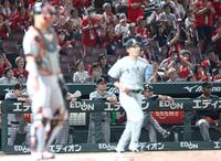 １１回、勝田にサヨナラ犠飛を浴び、ベンチでぼうぜんとする橋上監督代行（中央）ら＝（撮影・北村雅宏）
