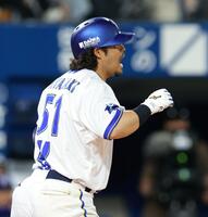 ４回、死球を受け、声を荒げる宮崎（撮影・伊藤笙子）