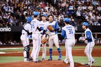 ７回途中で交代を告げられ、ナインと握手を交わす中島（中央）＝撮影・中島達哉