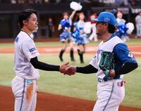 ７回、西川（右）を迎える中島（撮影・中島達哉）
