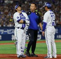 ４回、死球を受けた宮崎（左）