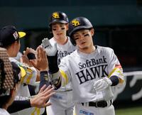 ２回、先制２ランを放ちナインに迎えられる牧原大