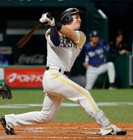 ８回、栗原が右越えに本塁打を放つ