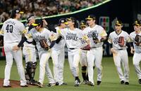 西武に勝利しタッチを交わすソフトバンクナイン